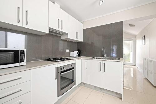 Rustic Queen Room in Glebe - Next to USYD - Shared Bathroom in Glebe