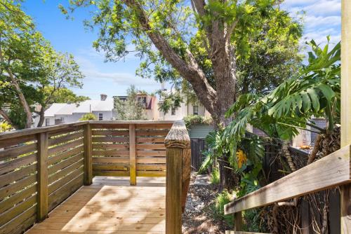 Rustic Queen Room in Glebe - Next to USYD - Shared Bathroom in Glebe