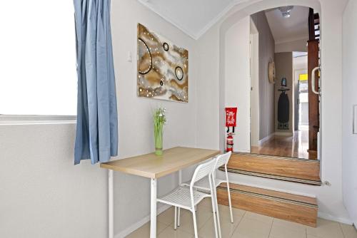 Traditional Double Room in Glebe - Nearby USYD - Shared Bathroom in Glebe