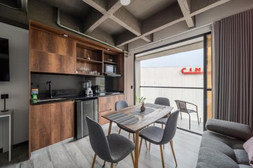 Epic Suites x Ahead near สนามบินนานาชาติมาเตกาญา