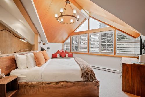 The Den, Heart of Village, Free Parking, Уистлер