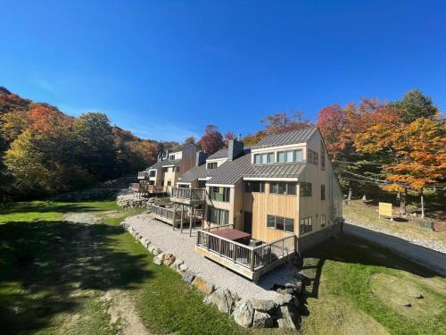 Trailside Village #6 - Slopeside 3BR 2BA, Hot Tub, Sauna, Ski In Ski Out on Great Eastern, Killington