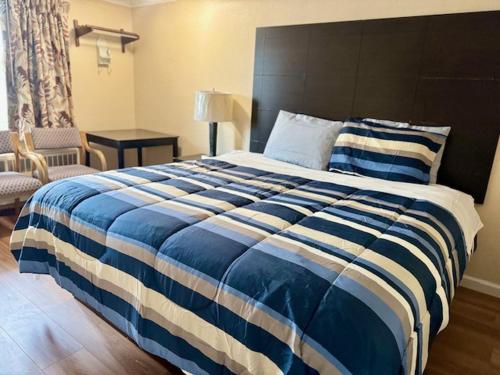 1 king bed, 1 double bed