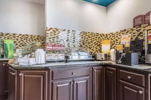 Quality Inn Charleston - Sikeston - 레스토랑