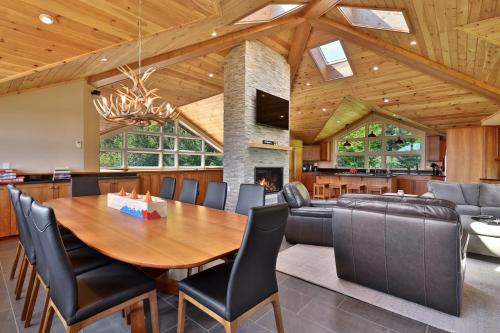 Vistas 92 - 4-Bedroom Luxury Ski On Ski Off Home with Hot Tub, Views, Amenity Center