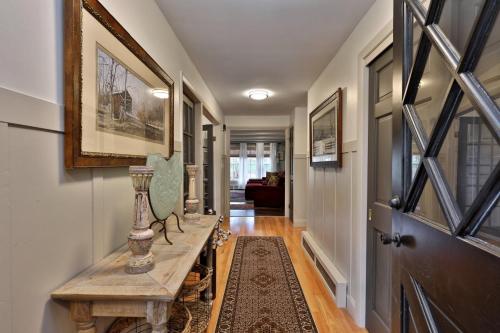 Susan Lane Hideaway - 4BR, 3BA Renovated Home, Close to Skiing and Town, Fireplace in 拉特兰(VT)