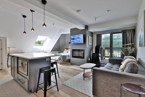 Mountain Green 3F9 - Newly Renovated Studio, Amazing Views and Location, Pool, Hot Tub, Shuttle, Killington