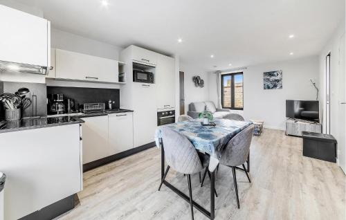 virtuve, Awesome Apartment In Saint-Benoit-Des-Ondes in Saint Benoit Des Ondes