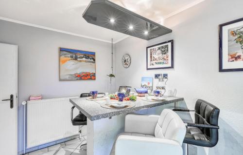 virtuve, Amazing Apartment In Höhndorf With Wifi (Amazing Apartment In Hohndorf With Wifi) in Krummbeka