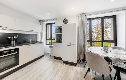 virtuve, Lovely Apartment In Saint-Benoit-Des-Ondes in Saint Benoit Des Ondes