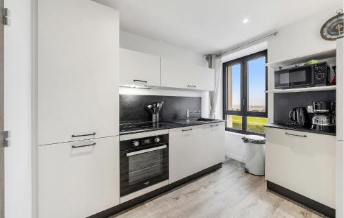virtuve, Lovely Apartment In Saint-Benoit-Des-Ondes in Saint Benoit Des Ondes