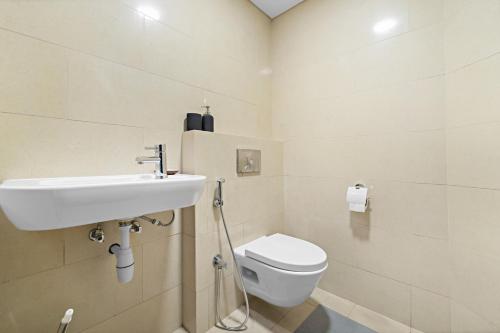 Large 1 BR Duplex With Lake View - main image