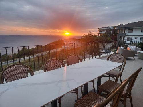 Balcony/terrace, Beach house with Pool Nasugbu, The Cove House in Natipuan