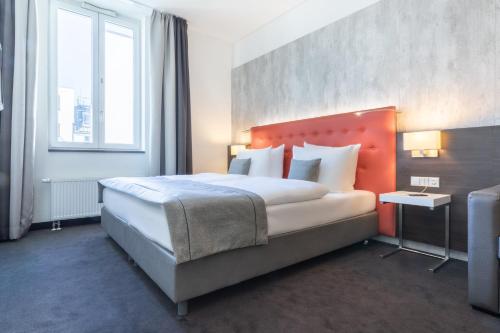 1 queen bed, 1 sofa bed