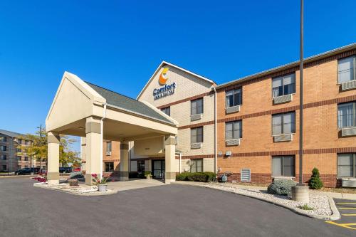. Comfort Inn & Suites near Tinley Park Amphitheater