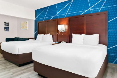 Comfort Suites Southfield - image 2