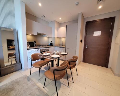 Modern Fully Furnished 1BR Creek Vista Reserve, Dubái (foto 9)