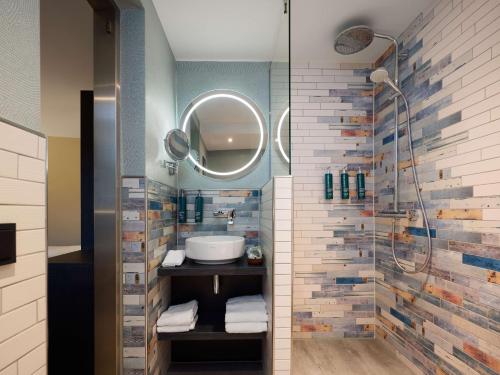 Maashotel Rotterdam Centre by Hilton Room Type - Queen Room