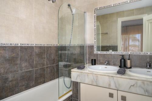Two bedroom, two bathroom, balcony, pool area, view, Málaga (fotografie 10)