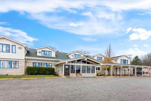 Rodeway Inn Formerly Camp Inn Lodge in Oscoda, USA
