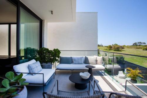 Modern Beachside Haven, Malabar in Little Bay