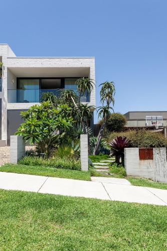 Modern Beachside Haven, Malabar in Little Bay