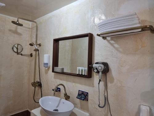 room detail thumbnail 2