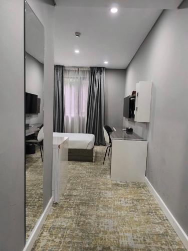 Single Room image 7