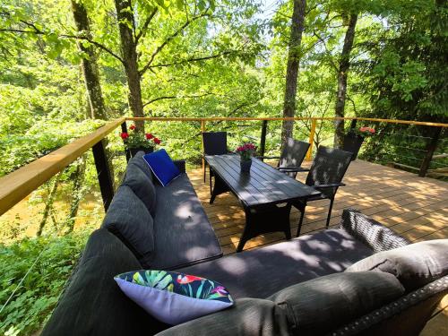 Iekārtas, Guest House Jugland with Private Sauna Hot Tub and River Access Near Riga in Tīnūži