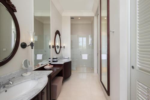 King Suite with Ocean View image 3