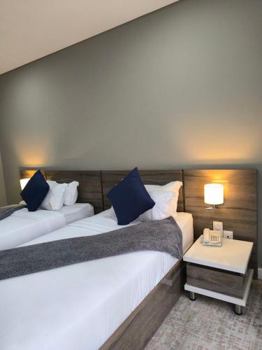 Twin Room image 6