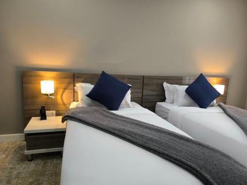 Twin Room image 3