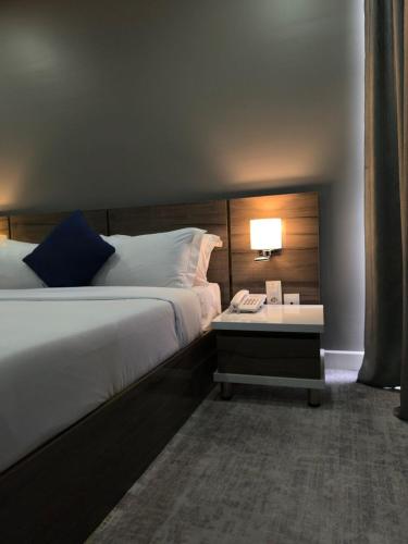 Deluxe King Room image 8