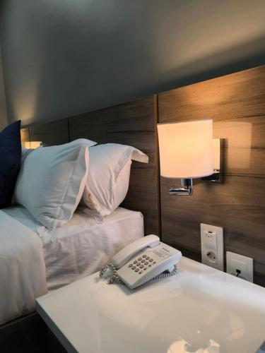 Deluxe King Room image 6