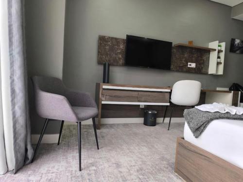 Deluxe King Room image 4