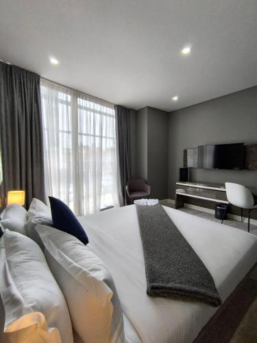 Deluxe King Room image 3
