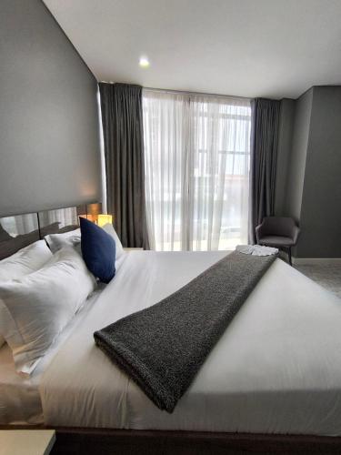 Deluxe King Room image 2