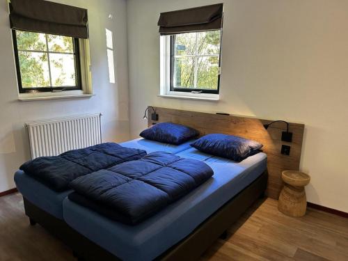 3 bedrooms, 6 beds