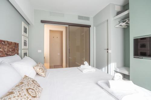 Chic Spanish Steps Retreat - image 2