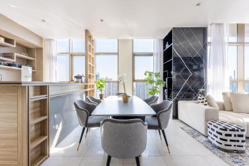 Exclusive Marina Stay - Posh 3BR with Stunning Views, Dubaj (zdjęcie 10)