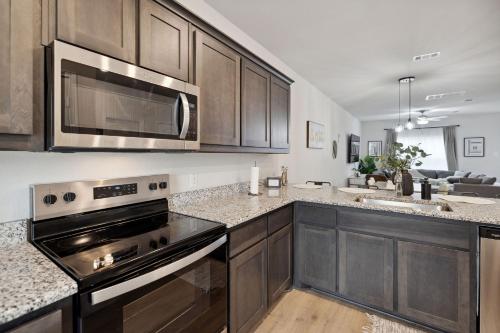 Lavida, Luxury 6BRM, Sleeps 16, Backyard, Dallas TX in Dallas, USA