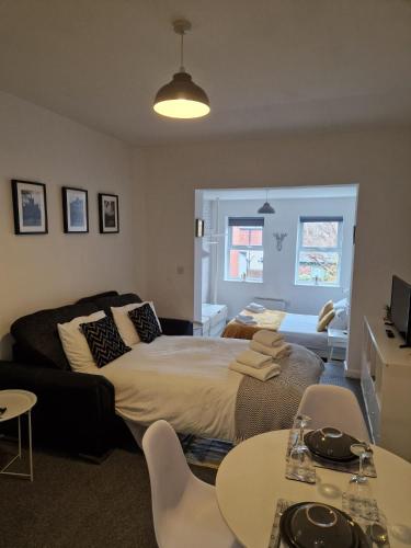 Victory Apartment by RentMyHouse - image 8