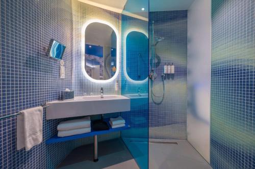 Standard Room image 8