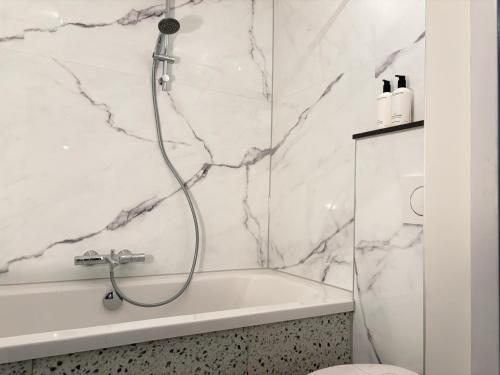 Fürdőszoba, Studio 'De Brug' in Markt