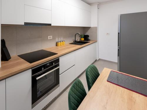 Mountain and City View with Underground Parking Mountain and City View with Underground Parking