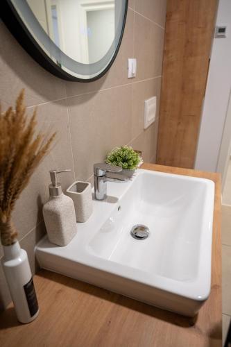 Mountain and City View with Underground Parking Mountain and City View with Underground Parking