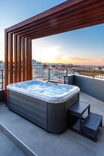 Anele Luxury Suites - Roof Top Jacuzzi, Chania