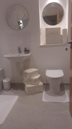 Charming & Cosy Double Room with Balcony in Wembley - Walking Distance to Wembley Stadium!, London (photo 10)
