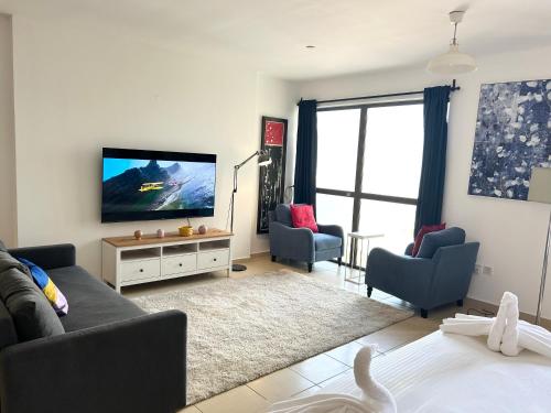 Breathtaking Sea and Palm View Spacious Studio with Vibrant Vibes in JBR By SWEET HOMES, Dubái