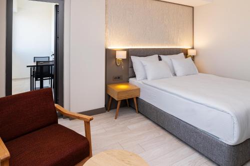 Deluxe Double Room with Balcony image 3